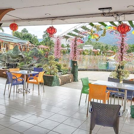 Oyo 3196 Hotel Taman Cinta Singkawang Esterno foto
