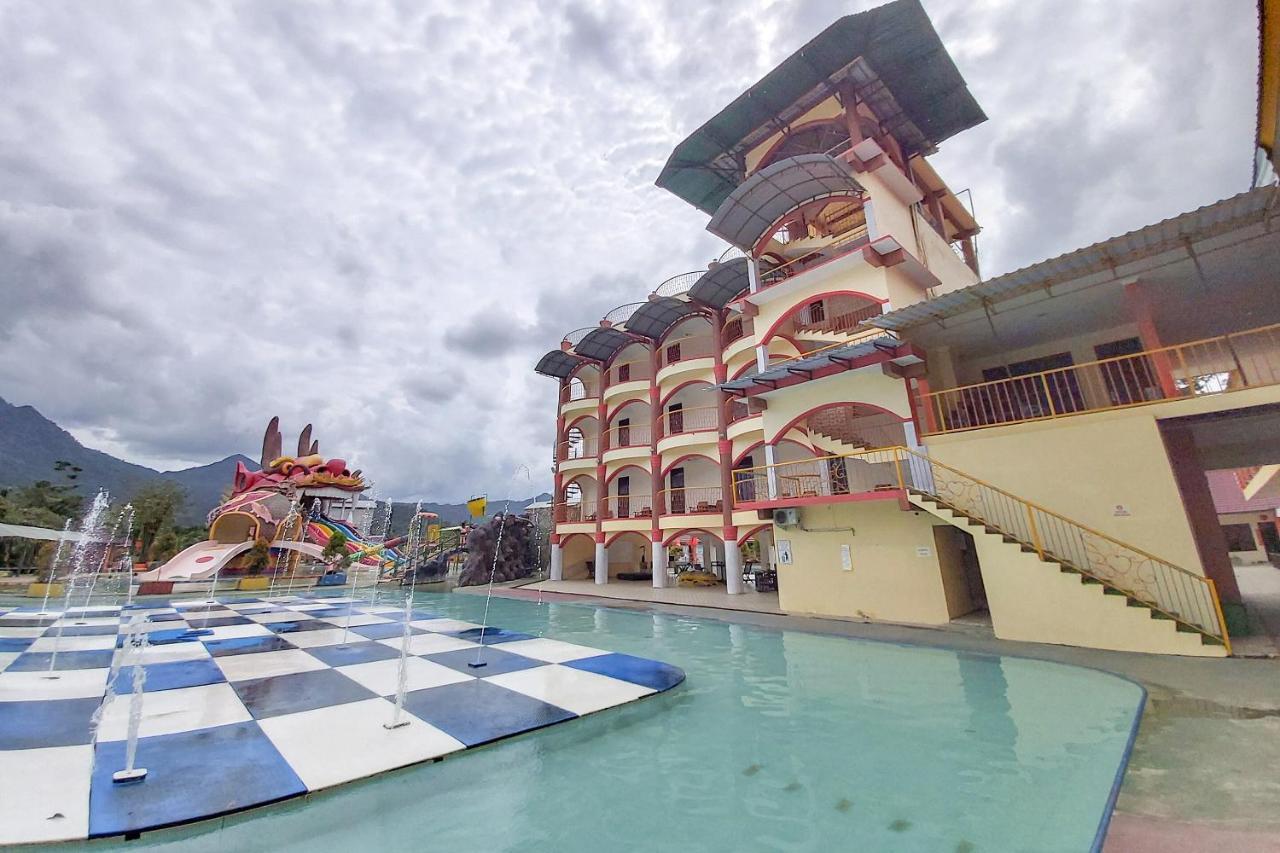 Oyo 3196 Hotel Taman Cinta Singkawang Esterno foto