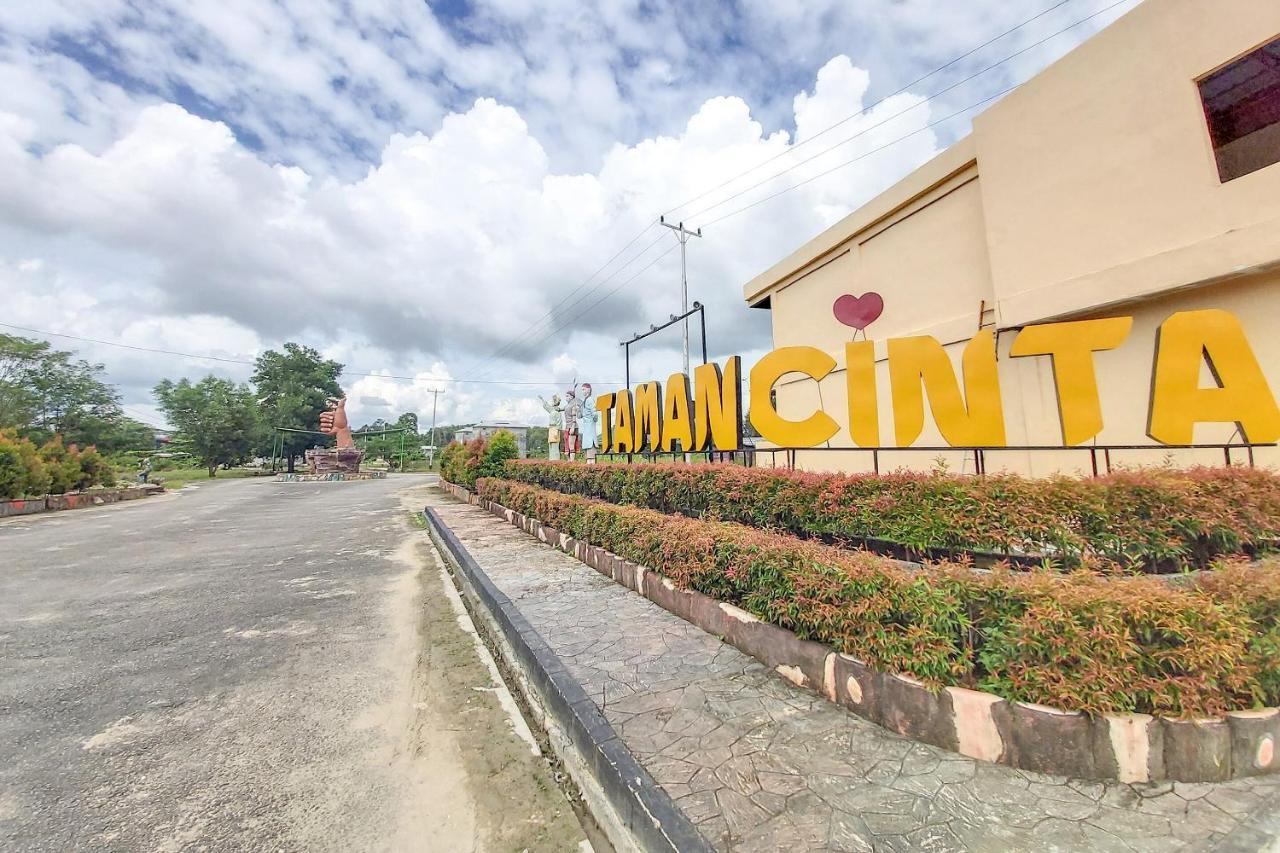 Oyo 3196 Hotel Taman Cinta Singkawang Esterno foto