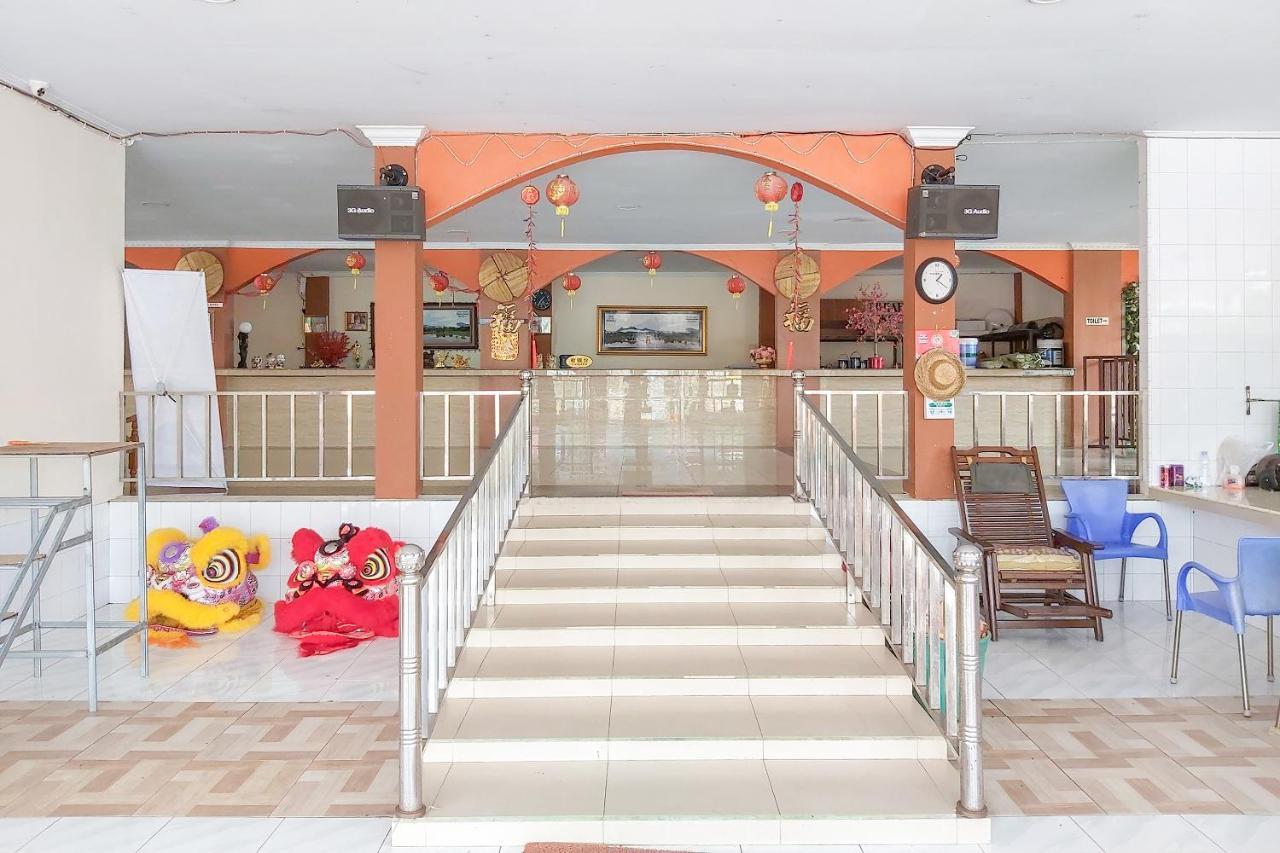 Oyo 3196 Hotel Taman Cinta Singkawang Esterno foto
