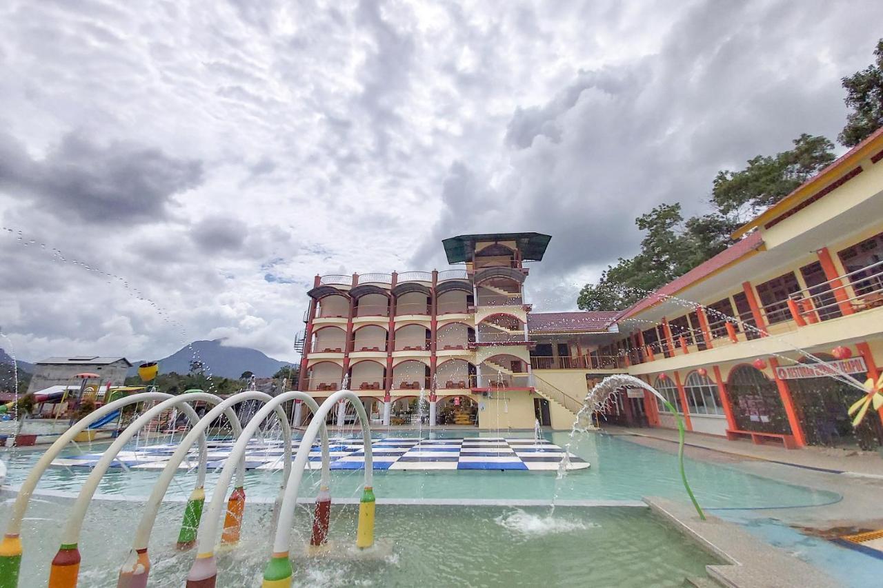Oyo 3196 Hotel Taman Cinta Singkawang Esterno foto