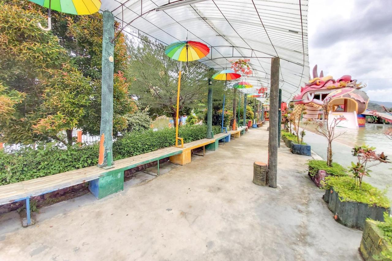 Oyo 3196 Hotel Taman Cinta Singkawang Esterno foto