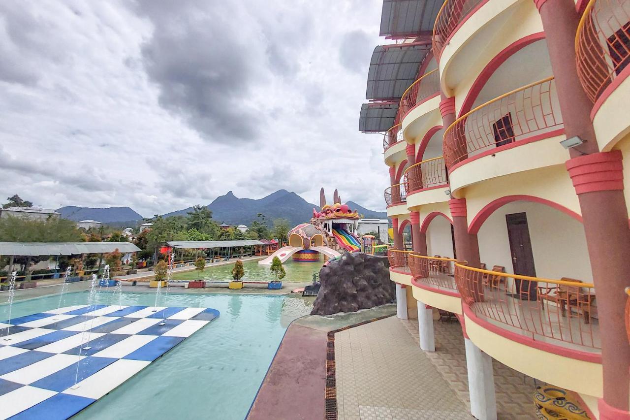 Oyo 3196 Hotel Taman Cinta Singkawang Esterno foto