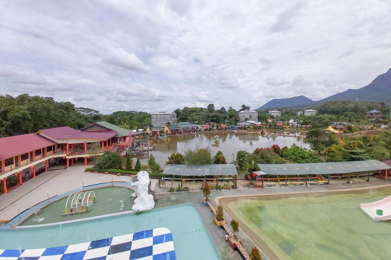 Oyo 3196 Hotel Taman Cinta Singkawang Esterno foto