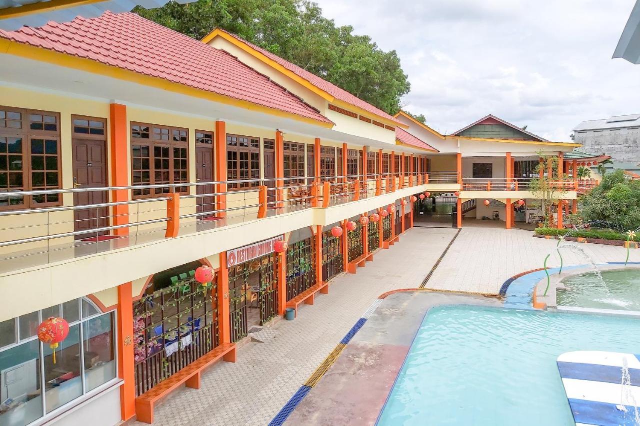 Oyo 3196 Hotel Taman Cinta Singkawang Esterno foto