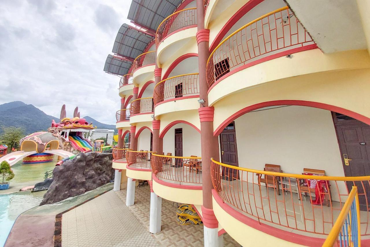 Oyo 3196 Hotel Taman Cinta Singkawang Esterno foto