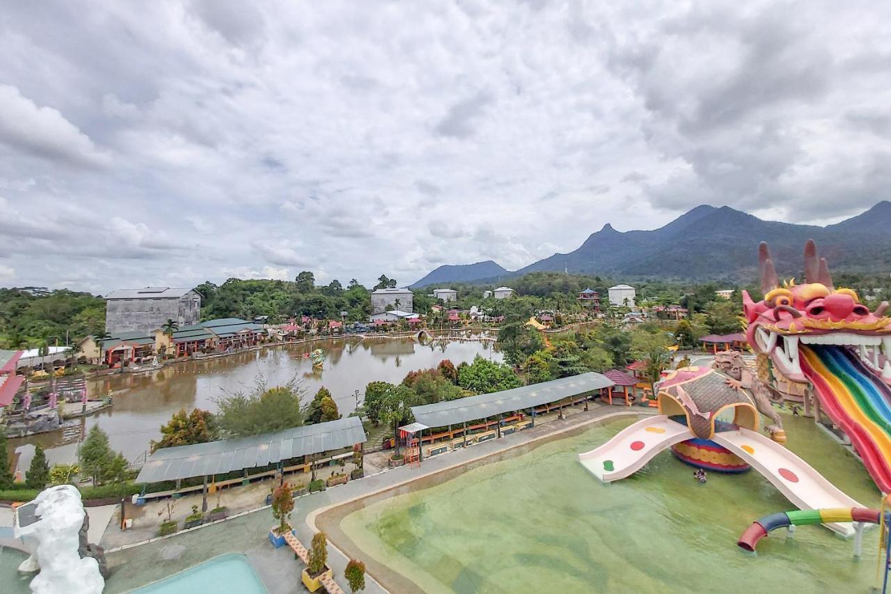 Oyo 3196 Hotel Taman Cinta Singkawang Esterno foto
