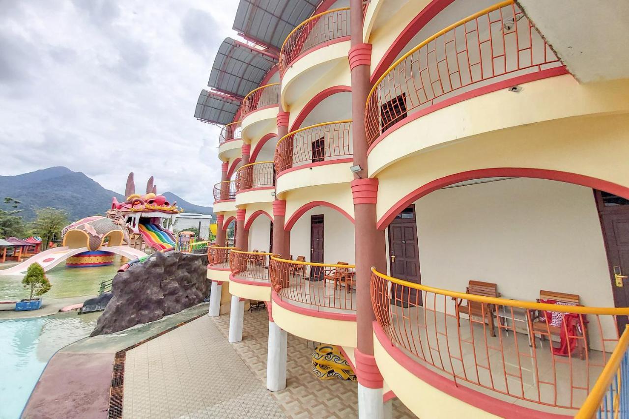 Oyo 3196 Hotel Taman Cinta Singkawang Esterno foto