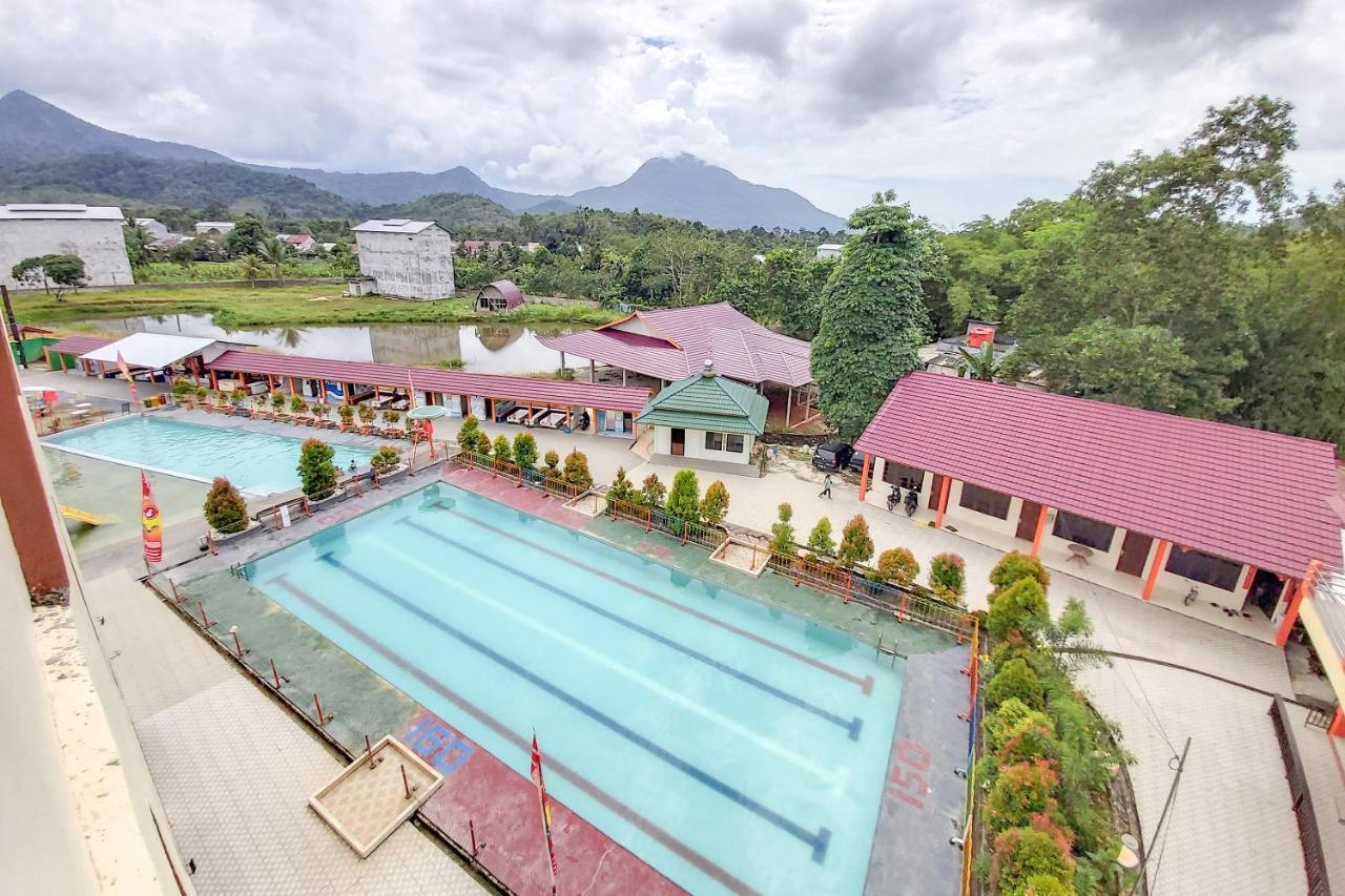 Oyo 3196 Hotel Taman Cinta Singkawang Esterno foto