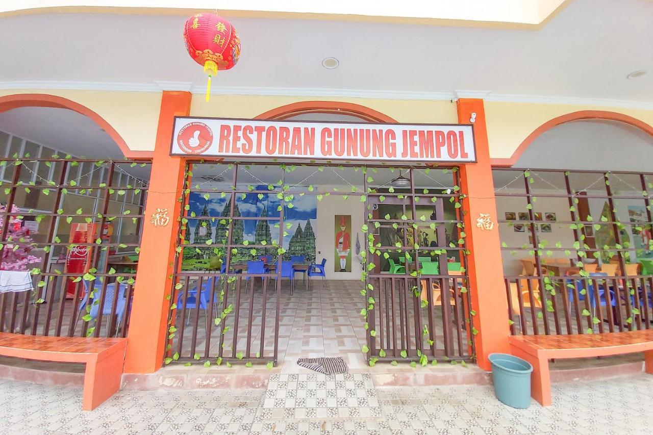 Oyo 3196 Hotel Taman Cinta Singkawang Esterno foto